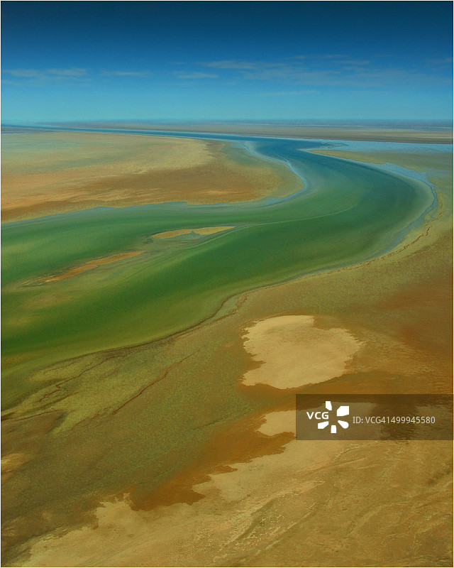 澳大利亚内陆艾尔湖周围的洪水鸟瞰图图片素材