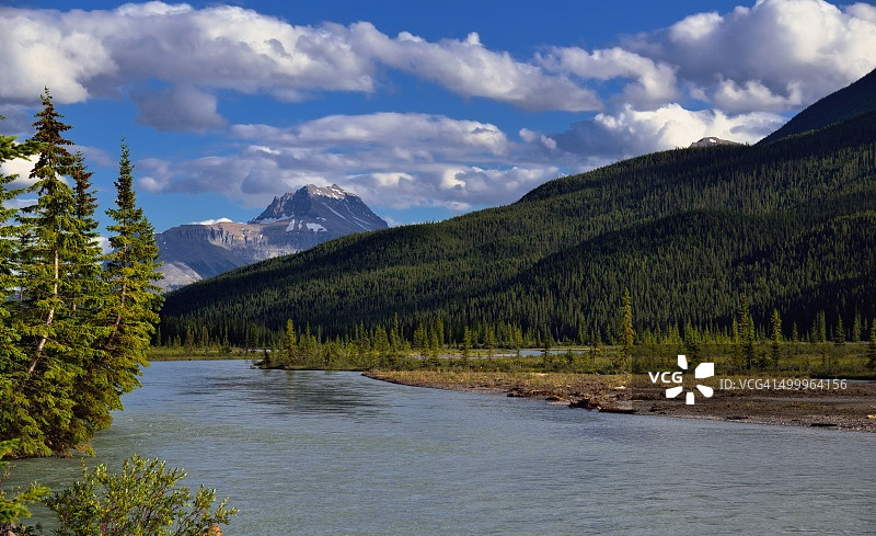 穿山而过的河流图片素材