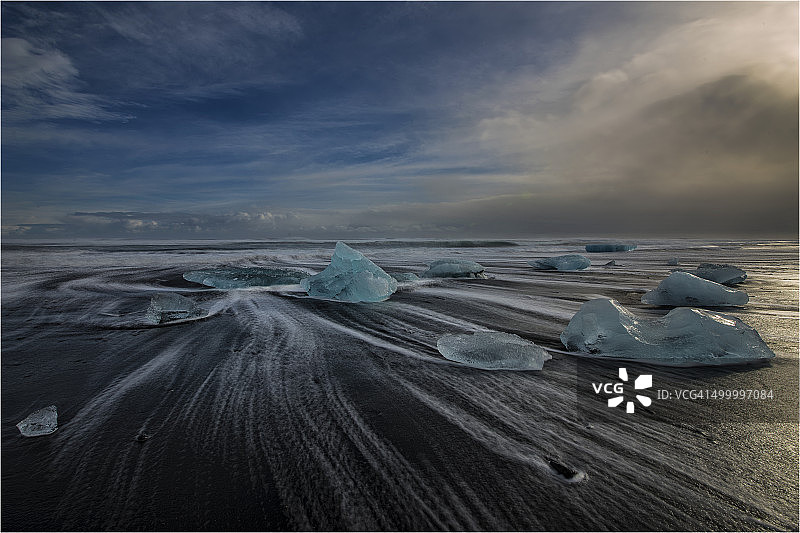 冬季的杰古沙龙冰河湖海滩，暴风雨过后图片素材