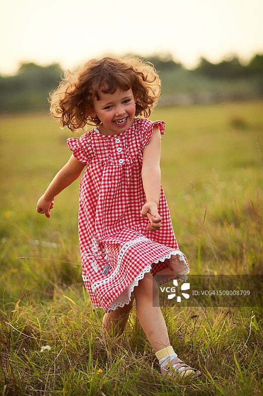 儿童在夕阳下奔跑，非常高兴图片素材