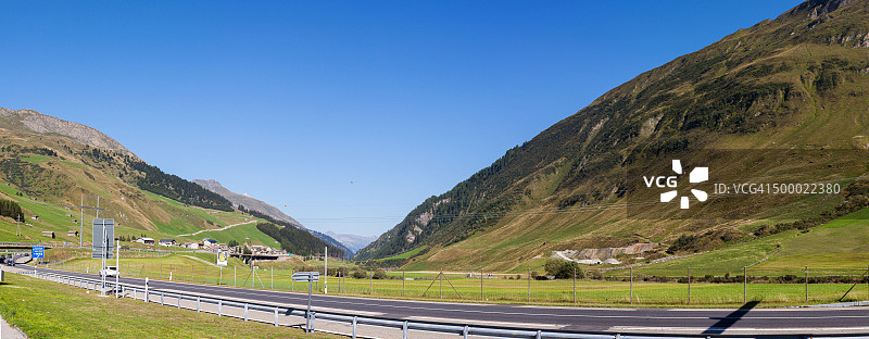 瑞士圣贝纳迪诺隧道附近的山谷和道路图片素材