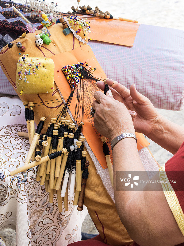 女人手工编织布料图片素材