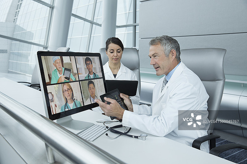 医生在办公室进行远程会议图片素材