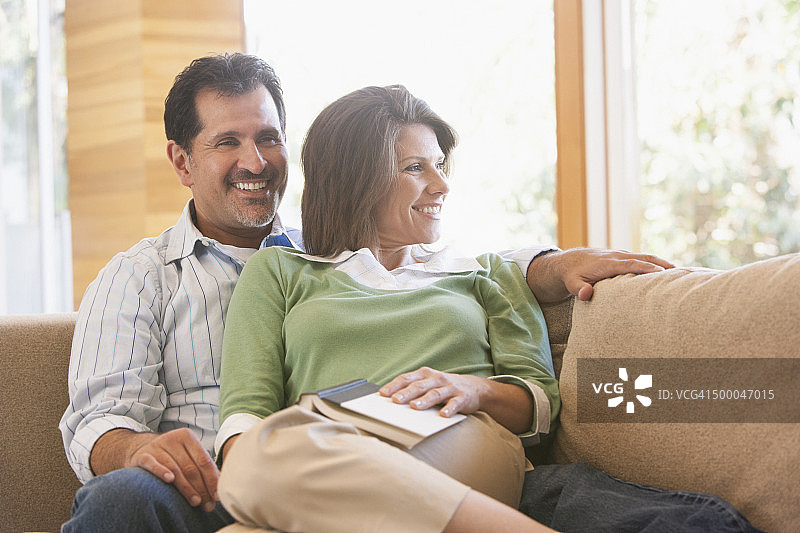 西班牙裔夫妇在沙发上放松图片素材