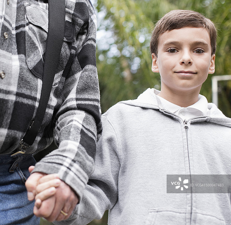 户外牵着祖父手的白人男孩图片素材