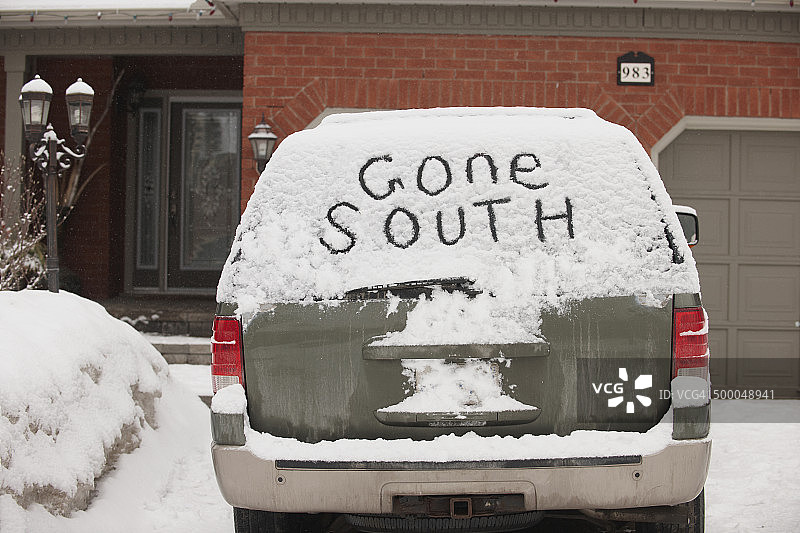 写在小型货车窗户上的雪字“南下”图片素材