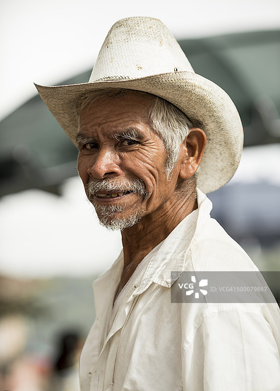 墨西哥普埃布拉州库埃扎兰周日集市上的年长男性肖像图片素材