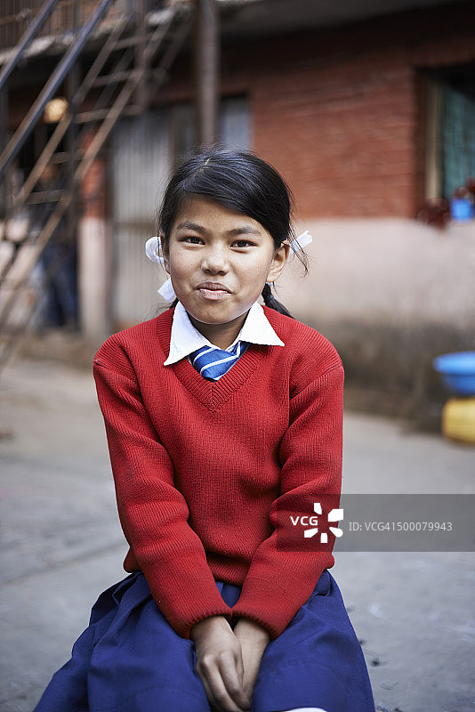 穿着校服的女学生肖像，尼泊尔加德满都泰米尔区图片素材