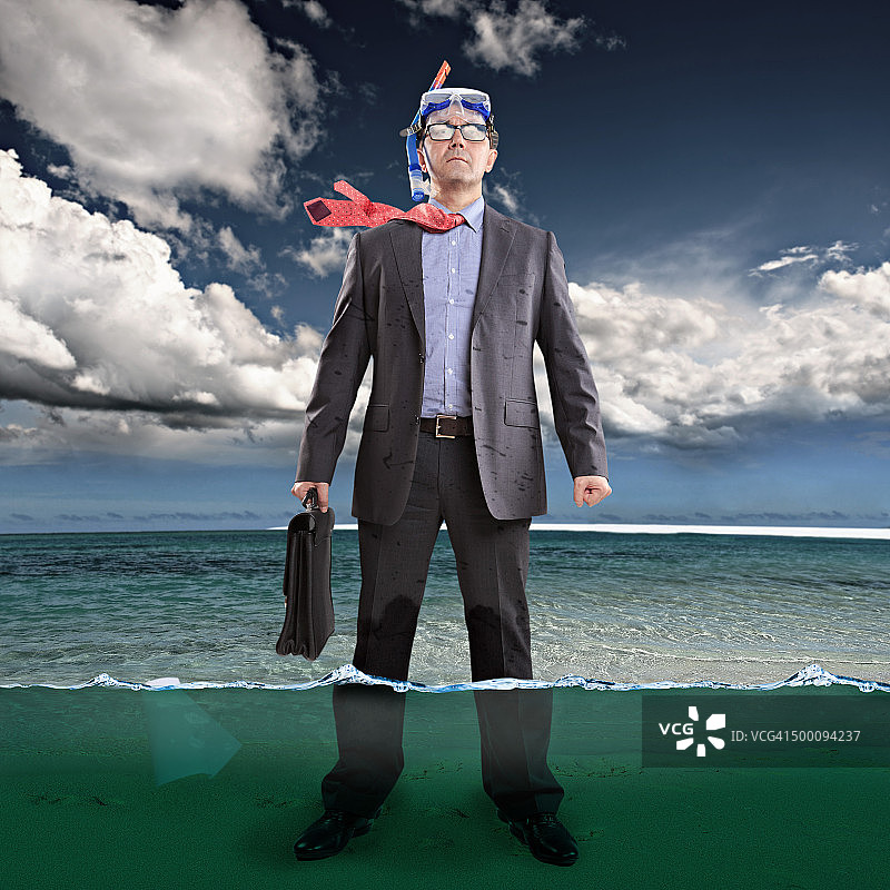 商人穿着潜水装备站在及踝深的水中图片素材