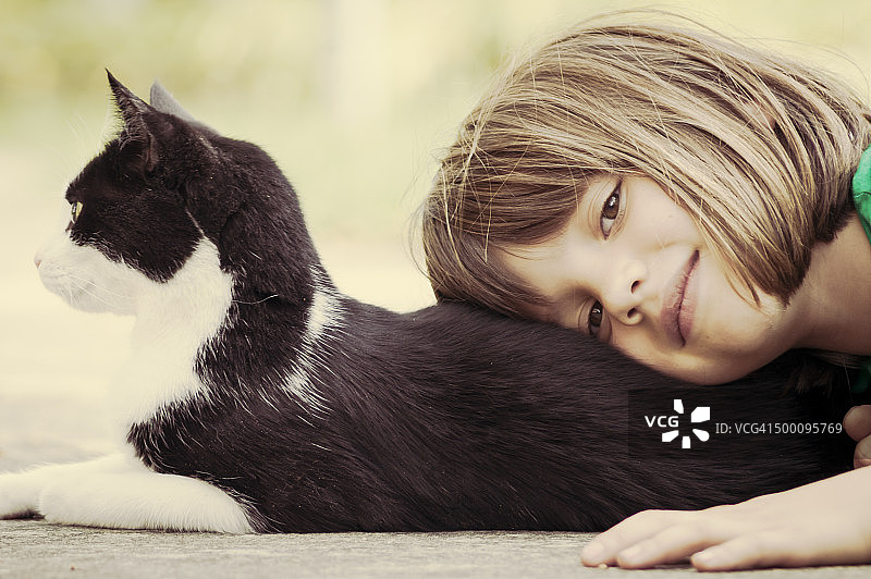 与猫合影的女孩肖像图片素材