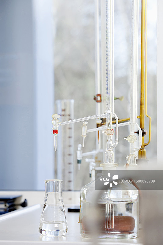 化学实验室中的滴定管图片素材