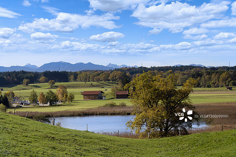 德国巴伐利亚伊费尔道夫：希夫许滕湖风光图片素材