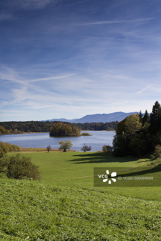 德国巴伐利亚伊弗尔道夫奥斯特森湖风光图片素材