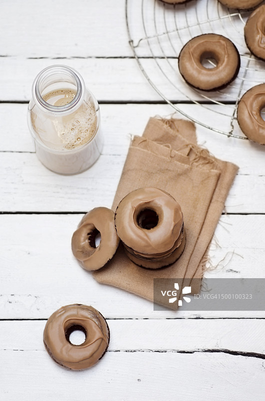 巧克力甜甜圈与咖啡和餐巾纸图片素材