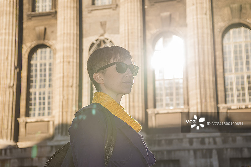 德国柏林博德博物馆前的女游客图片素材