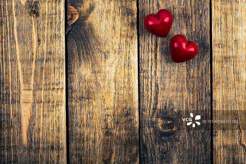情人节背景：乡村木板上的两颗心（俯视）图片素材