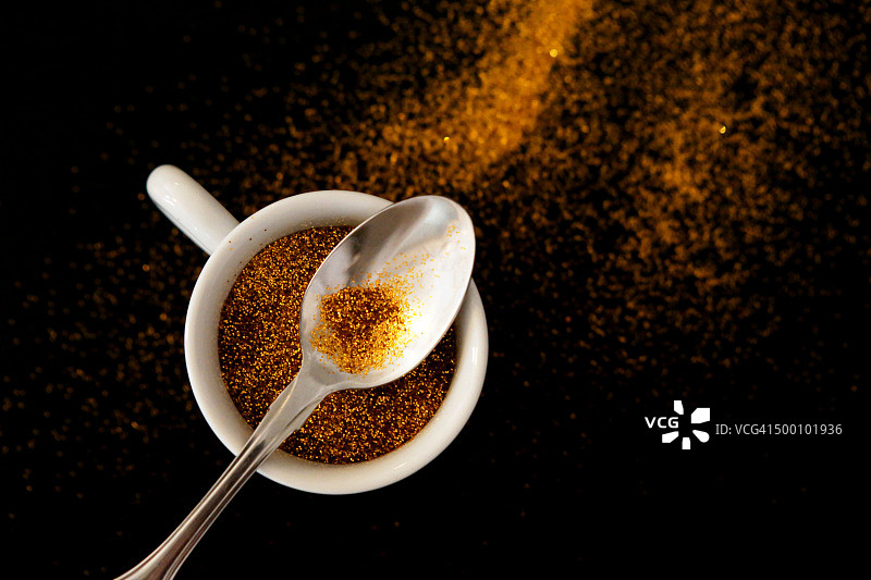 装满闪粉的咖啡杯图片素材