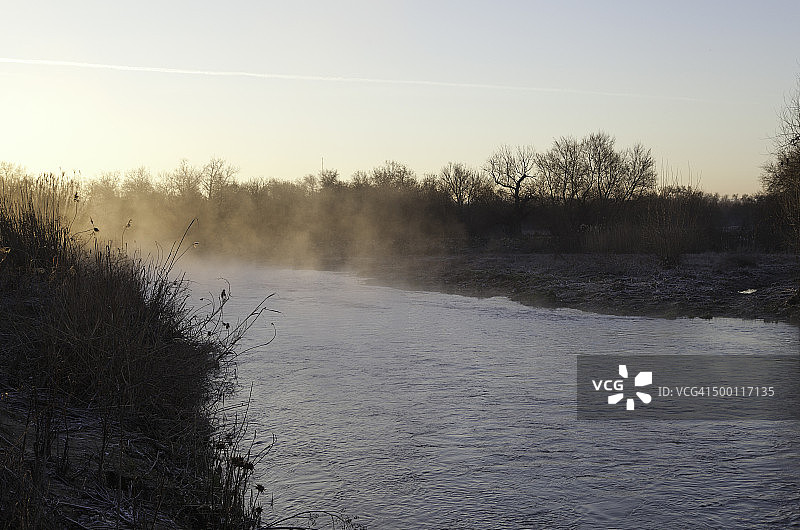 水、日出与雾气图片素材