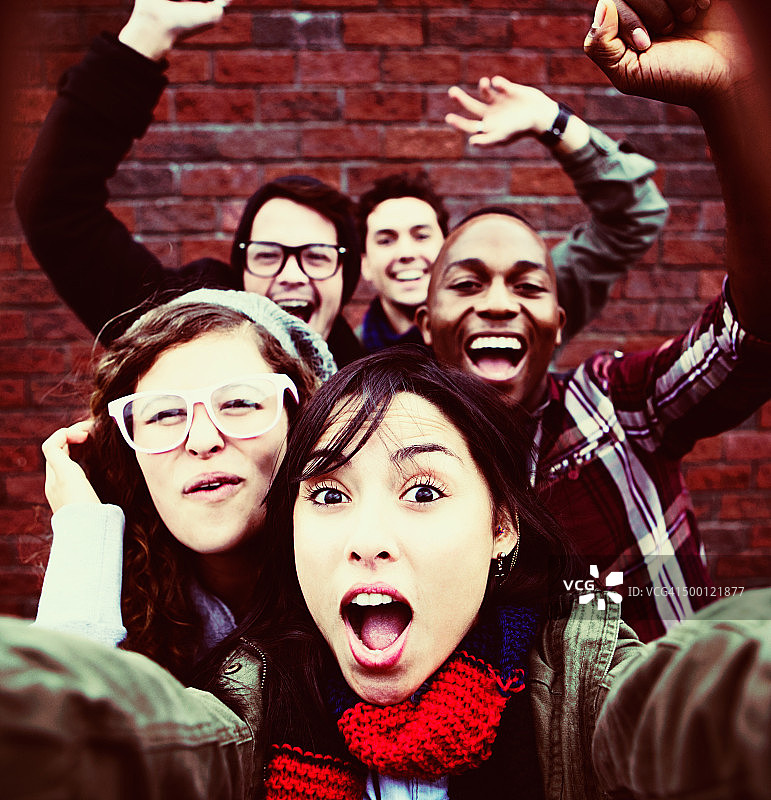 五个青少年自拍时做鬼脸图片素材