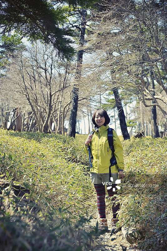 女子在大台原山远足图片素材