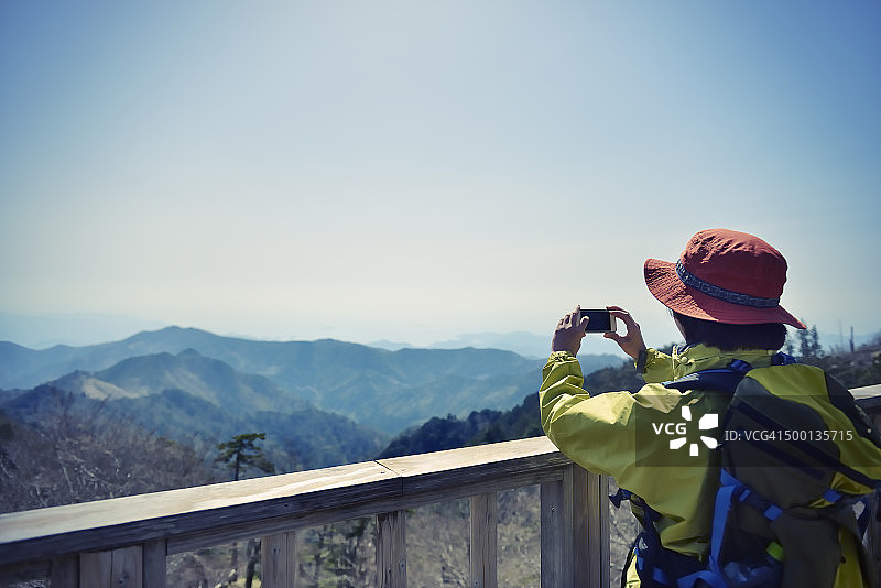 在山里使用智能手机的女人图片素材