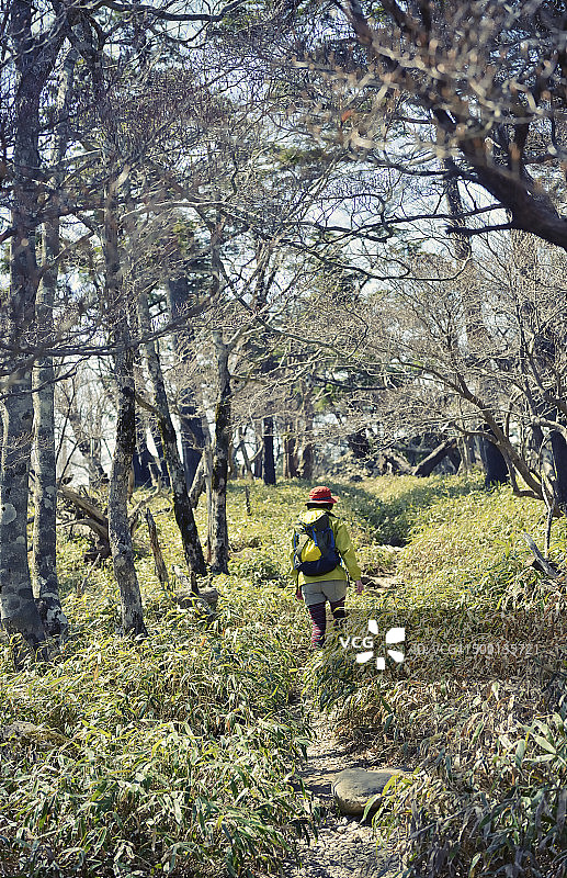 女子在大台原山远足图片素材