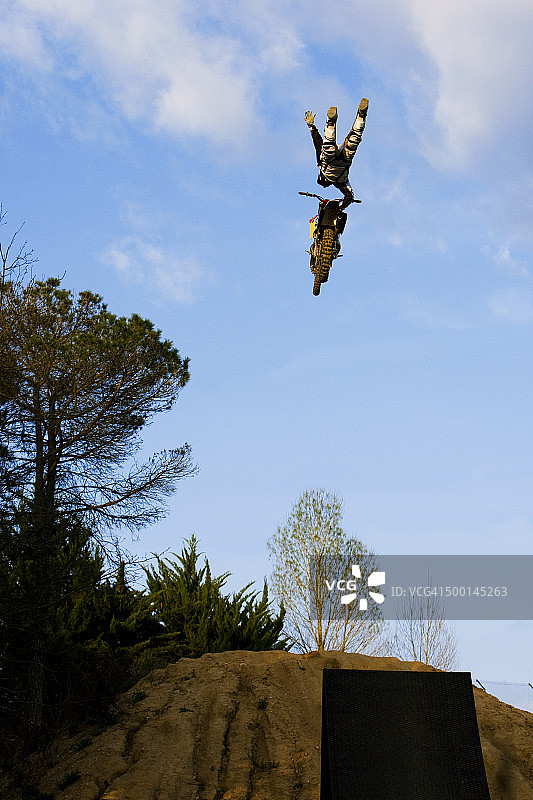 自由式摩托车越野骑手图片素材