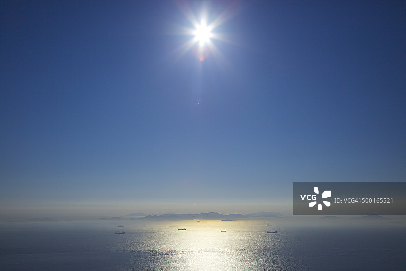 濑户内海逆光下的船只图片素材