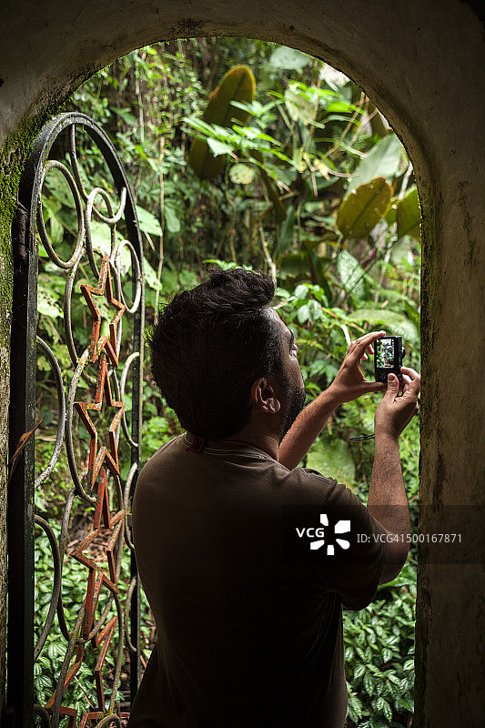 男人在丛林中拍照图片素材