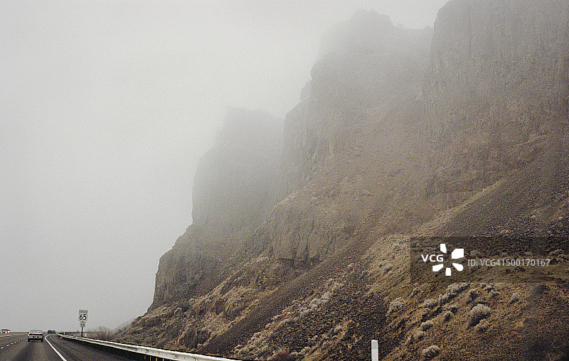 雾气笼罩的悬崖俯瞰公路图片素材