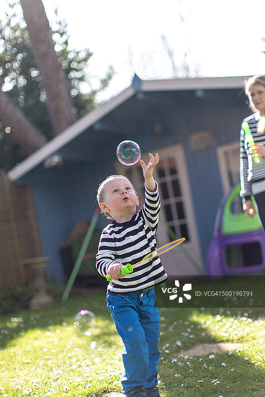 花园里的泡泡乐趣图片素材