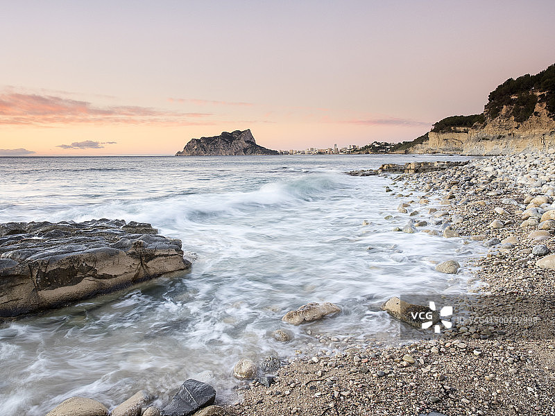 海浪和圆形岩石的海岸带海边边缘图片素材