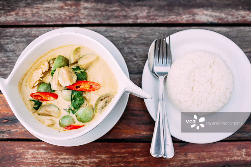 泰式绿咖喱鸡肉饭图片素材