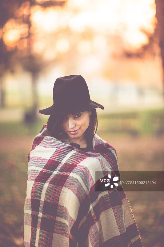 戴帽子的女人在秋天的公园里图片素材