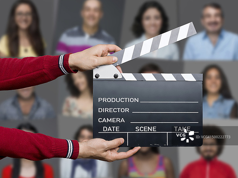 男人手持电影场记板图片素材