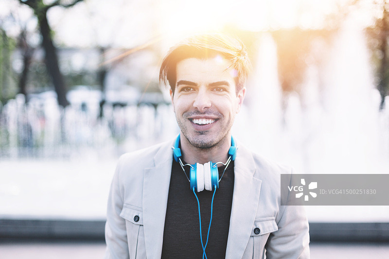 微笑的男人积极地展望未来图片素材