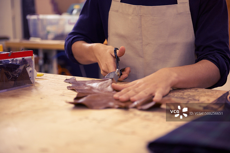他是一位皮革工艺艺术家图片素材