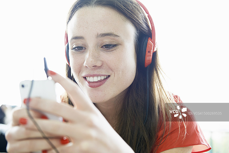 女士用手机听音乐图片素材