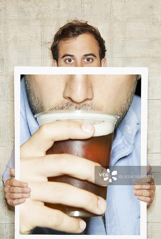 男人手持啤酒照片图片素材