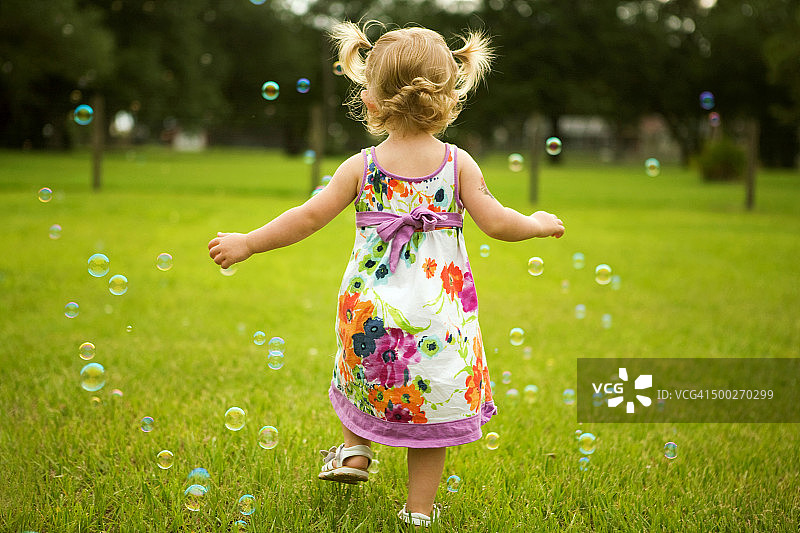 小女孩穿过泡泡图片素材