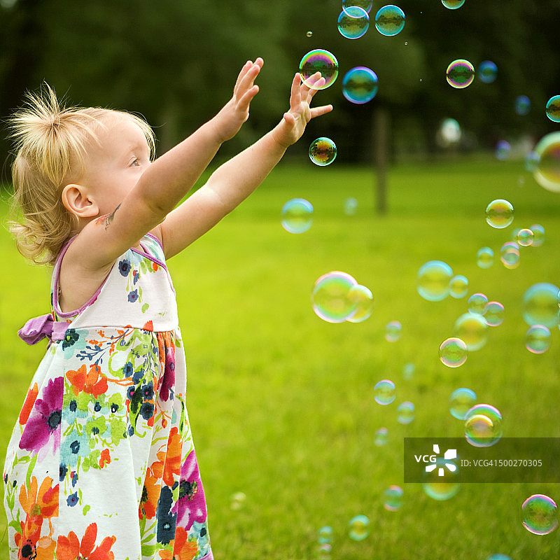幼儿玩泡泡图片素材