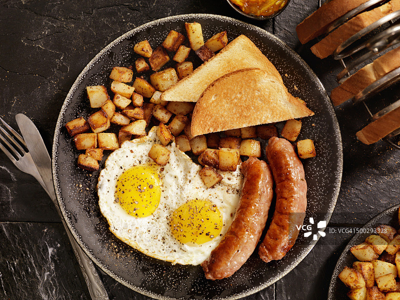 含煎蛋和香肠的早餐图片素材