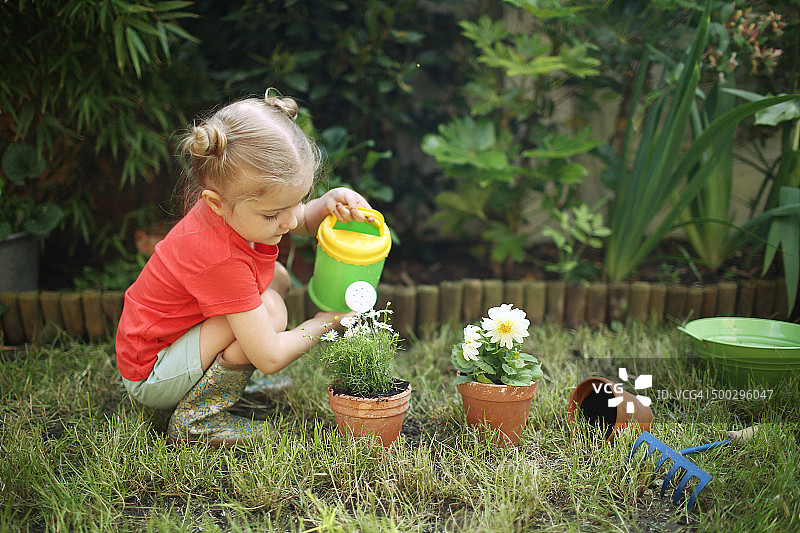 正在园艺的3岁女孩图片素材