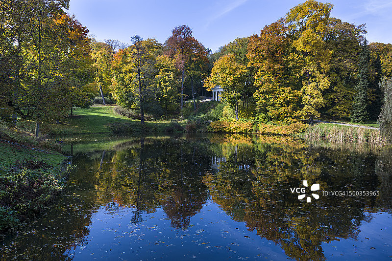 华沙皇家瓦津基公园的小湖图片素材