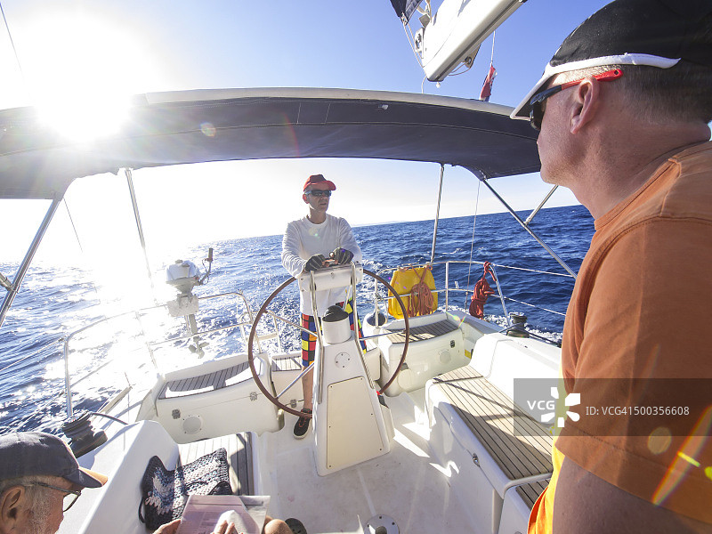 商人在克罗地亚亚得里亚海的帆船上跳跃图片素材