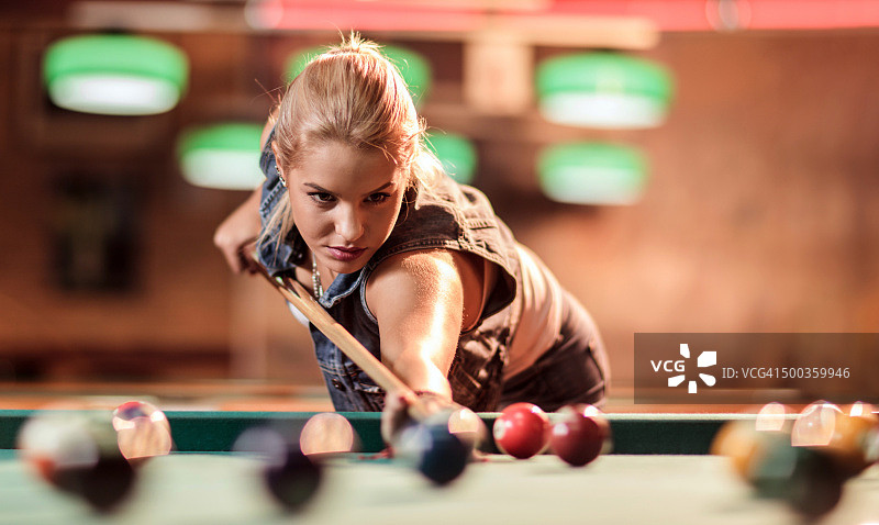 专注瞄准球的年轻女子图片素材