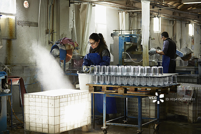 玻璃厂的工人图片素材