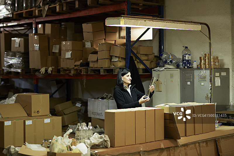 工人检查玻璃图片素材