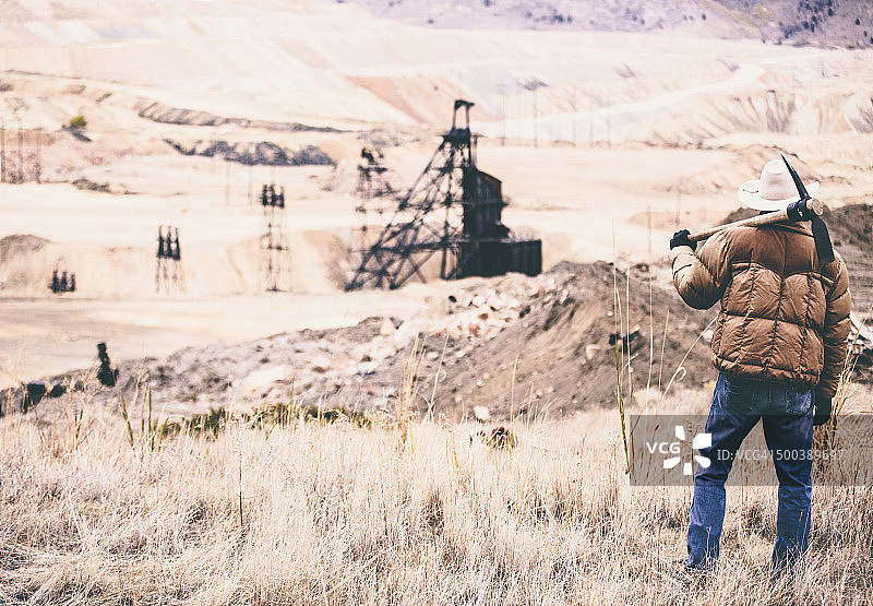 在广阔的采石场用石油钻探的坚毅男人图片素材