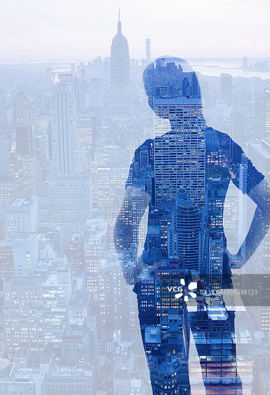 女人观察曼哈顿图片素材